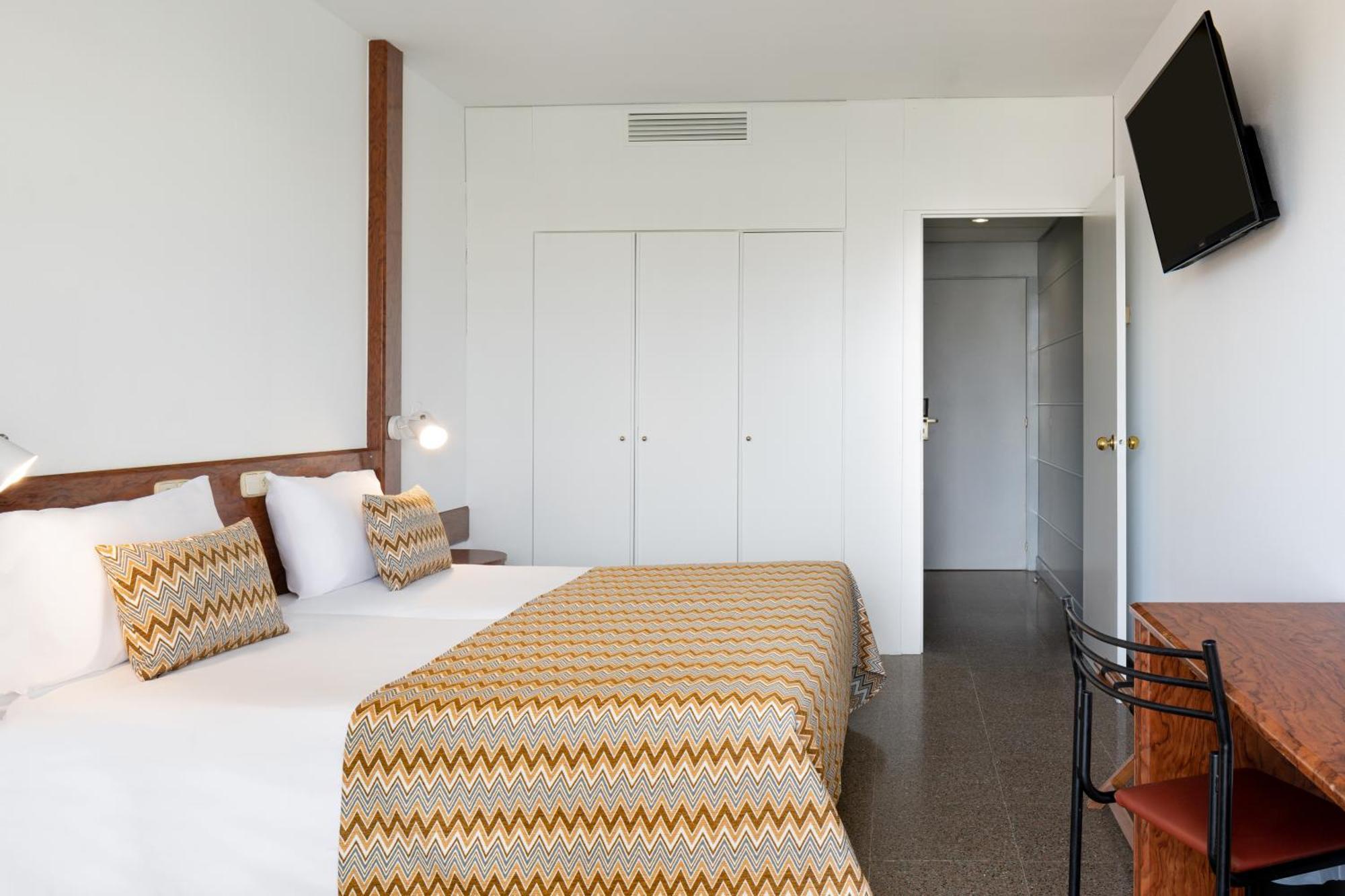 Dreibettzimmer mit Poolblick (2 Erwachsene + 1 Kind)